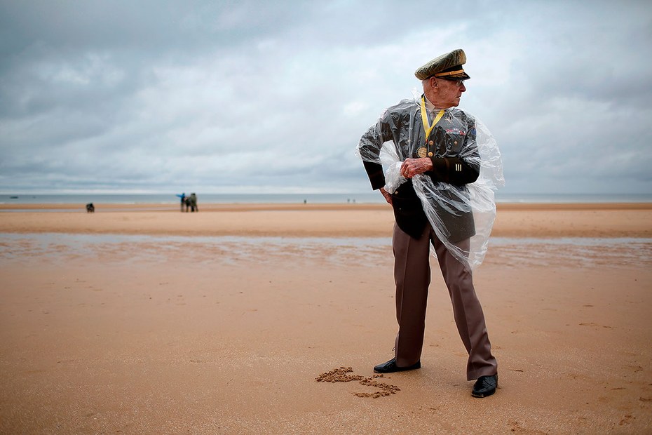 US-Kriegsveteran am Strand der Normandie. Hier lag die Landezone der Alliierten bei der Invasion am 6. Juni 1944