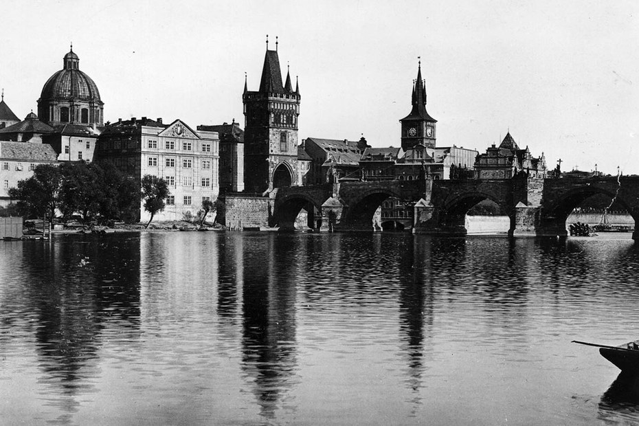 Blick auf die Karlsbrücke in Prag am 1. August 1898