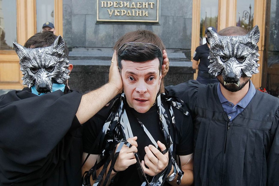Polit-Performance bei einer Demonstration: Wölfe in Richterkutten haben Präsident Selenskyj in ihren Fängen