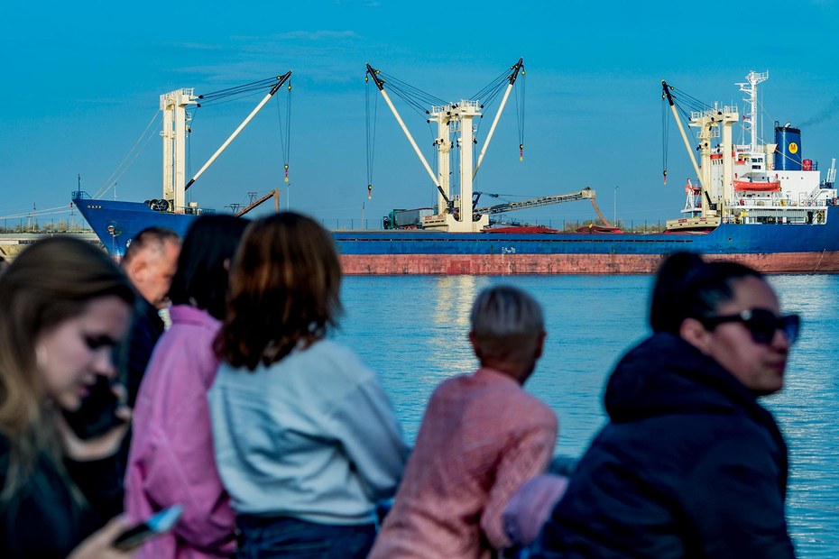 Ein mit Weizen beladenes Schiff im Hafen von Odessa