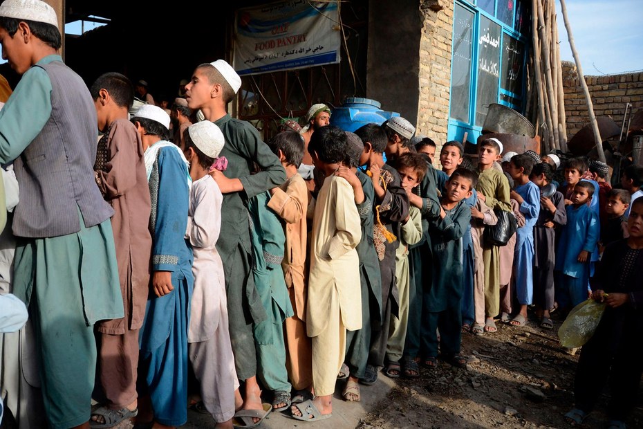 Kinder in der südafghanischen Stadt Kandahar warten auf die Verteilung von Lebensmitteln