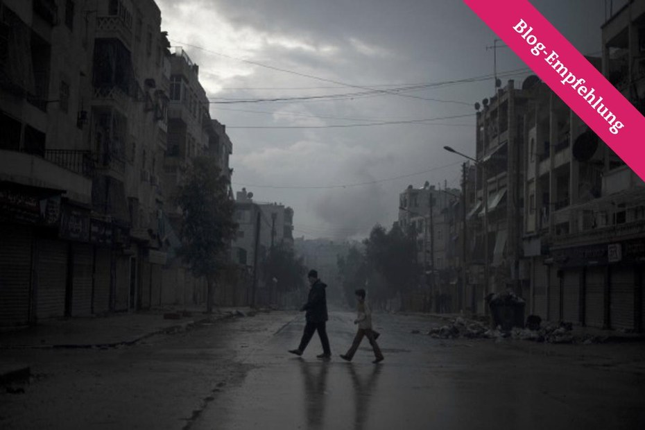 Nahe der Stadt Aleppo verdüstert der Rauch nach Kampfgefechten die Luft
