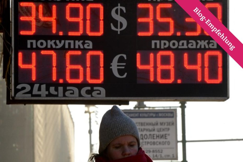 Eine Frau läuft in Moskau an einer Wechselstube vorbei. Der Rubel ist Anfang März zwischenzeitlich auf ein historisches Tief abgesackt