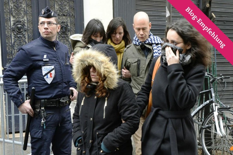 Catherine Meurisse (hinten, 2.v.l.) mit Kolleginnen zwei Tage nach dem Anschlag auf Charlie Hebdo im Januar 2015