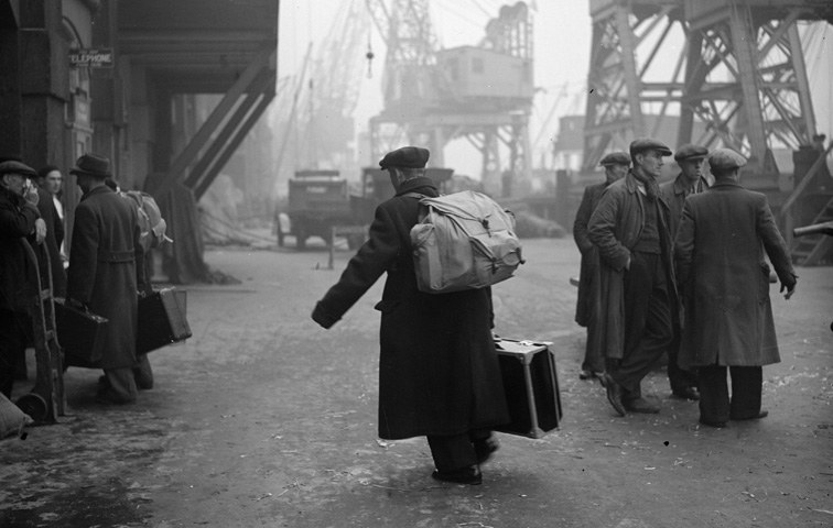 Ankunft eines Flüchtlingsboots an der London Bridge 1938