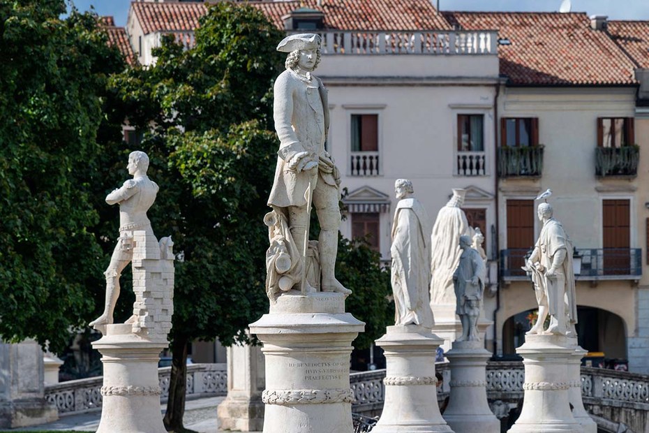 Männer, in Stein gemeißelt: der Prato della Valle in Padua, Italien