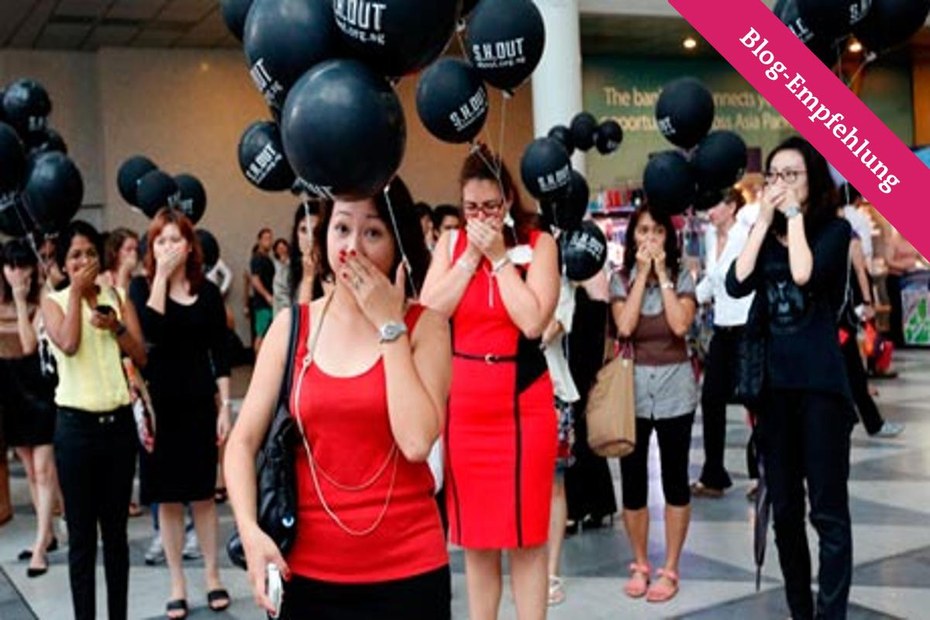 Aktivistinnen versammeln sich zu einem Flashmob für One Billion Rising in Singapur. 