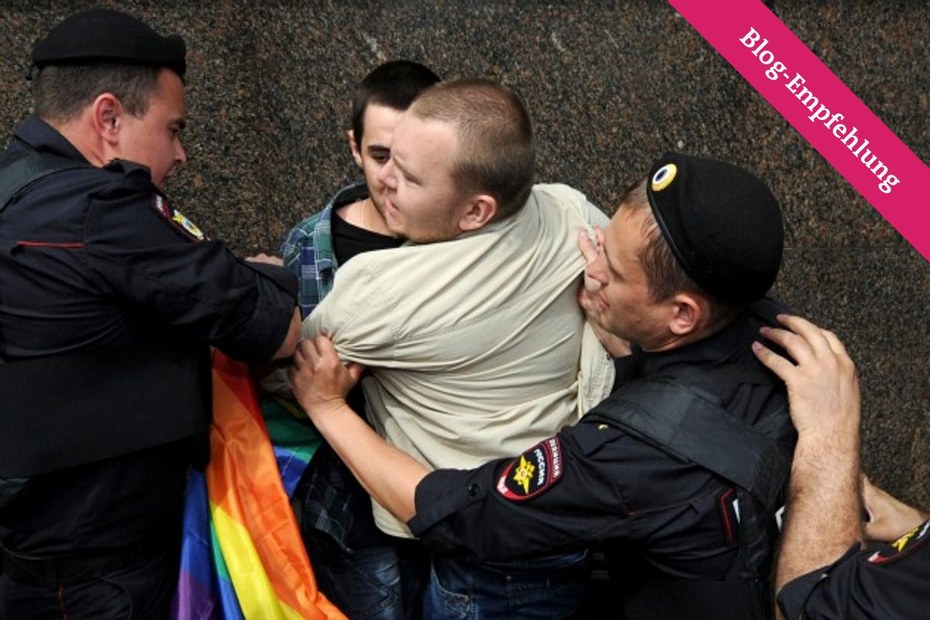 Russische Polizei verhaftet einen Demonstranten, der für die Rechte Homosexueller protestiert