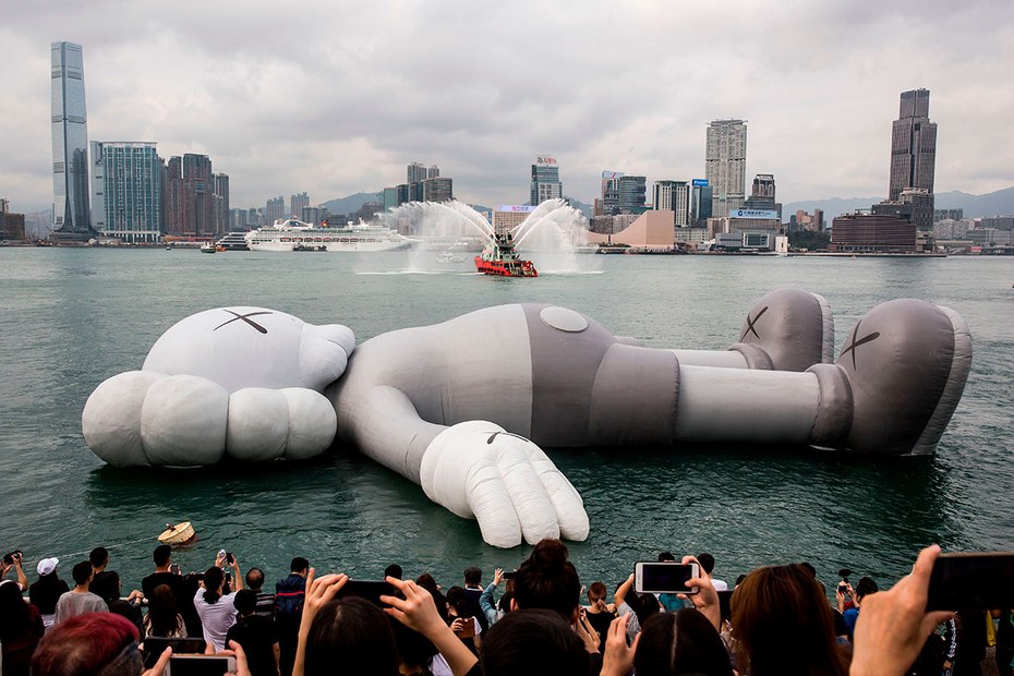 Gigantoman, aufgeblasen, tendenziell tot: Ist das die Kunst von heute? KAWS-Werk im Hafen von Hongkong