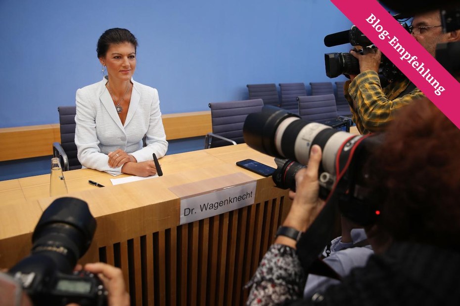 Der von ihr als „Lifestyle-Linke“ bezeichnete Flügel hat parteiintern gesiegt. Sahra Wagenknecht wird sich in Zukunft wahrscheinlich mit einem Platz in der letzten Reihe im Bundestag begnügen und ihre Tätigkeit gänzlich in die Medien-Öffentlichkeit verlegen müssen