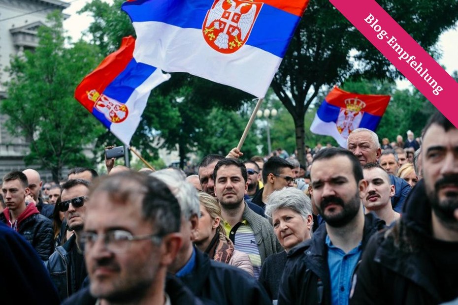 Protestierende am 30. April in Belgrad. Zur Demonstration aufgerufen hatten die Oppositionsparteien, die sich nach der Parlamentswahl vom 24. April gegen den Vorwurf des Wahlbetrugs wehren