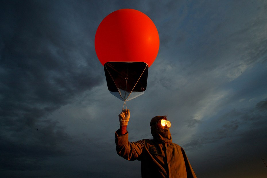 Der Wetterballon wird über der australischen Wüste ein paar Zahlen generieren