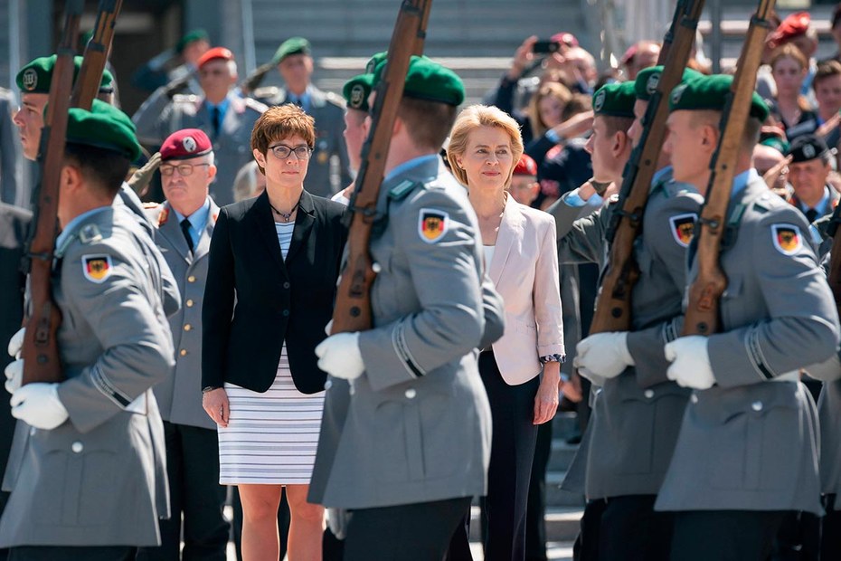Zwei Frauen stehen händchenhaltend vor Bundeswehrsoldaten und lächeln. Wer sollte da nicht meinen, die Ästhetik der Politik hätte sich verändert, vielleicht sogar die Politik selbst?