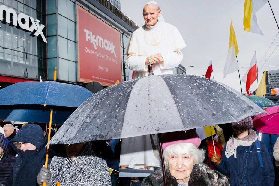 Warschau 2023: Demonstrantinnen verteidigen Johannes Paul II. gegen Vorwürfe, Pädophilie-Fälle der Kirche verheimlicht zu haben
