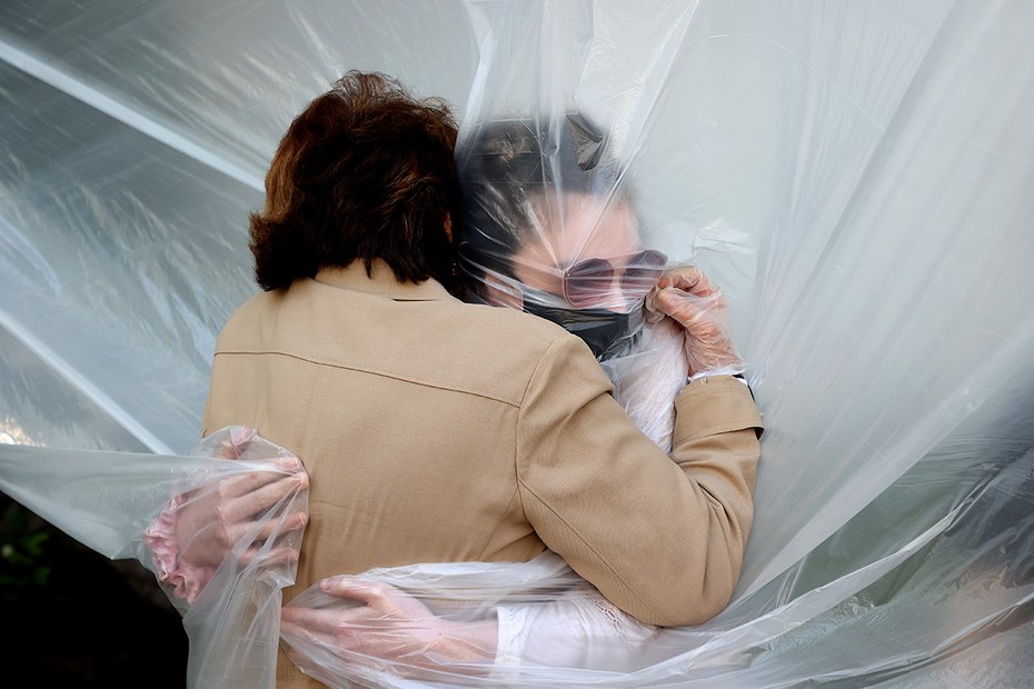 Besser als nix: Eine Enkelin umarmt ihre Großmutter im Mai in Wantagh, New York – das erste Mal seit Ende Februar
