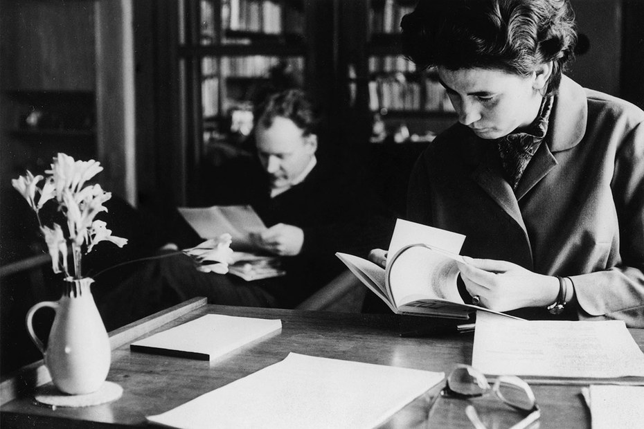 Für alles, was sie schrieb, war er der erste Leser – und umgekehrt: Christa Wolf und Ehemann Gerhard im Arbeitszimmer (1963)