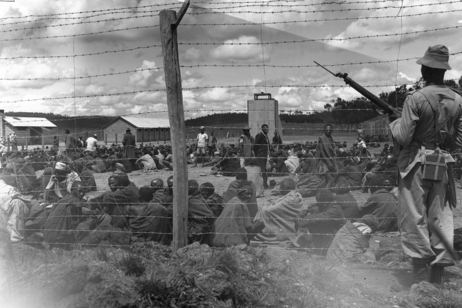 10. März 1953: Mitglieder des Stammes der Kikuyu werden in einem Gefangenenlager in Kenia festgehalten. Die britischen Behörden verdächtigten die Mitglieder des Stammes pauschal, an der terroristischen Mau-Mau-Rebellion beteiligt zu sein