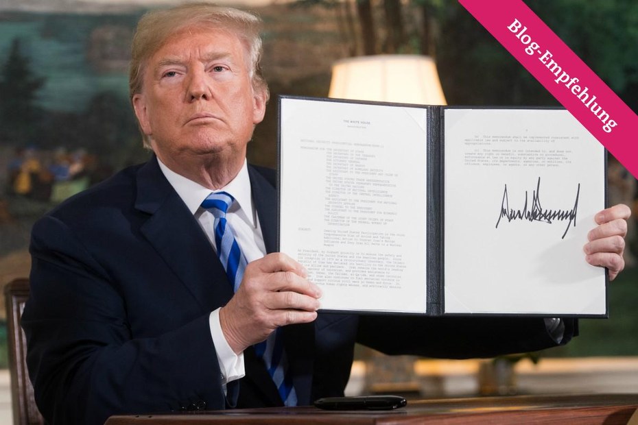 Donald Trump unterzeichnet ein Dokument, das Sanktionen gegen Iran wieder in Kraft setzt