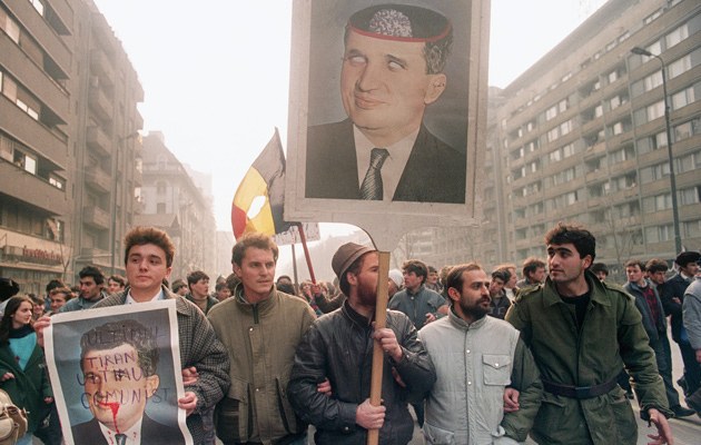 Bringt mir den Kopf von Nicolae Ceausescu - die entscheidende Frage aber ist, wem? Straßenszene mit Volk, um 1989