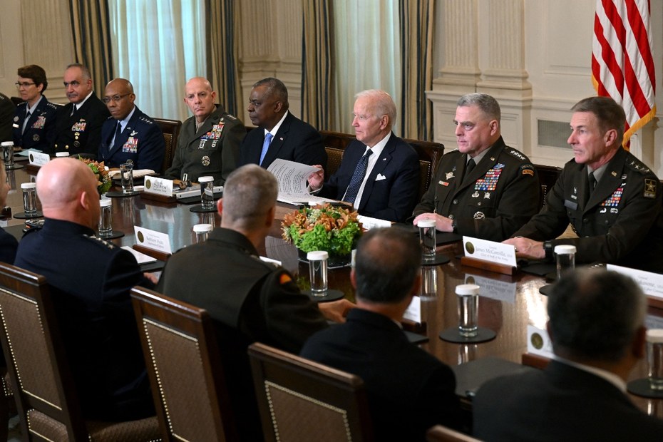 Präsident Joe Biden betont vor den Zwischenwahlen angesichts des Ukraine-Kriegs die militärische Stärke der USA