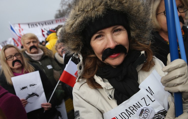 Beim Barte von Lech Wałęsa: Demonstieren für die Gewaltenteilung in Polen