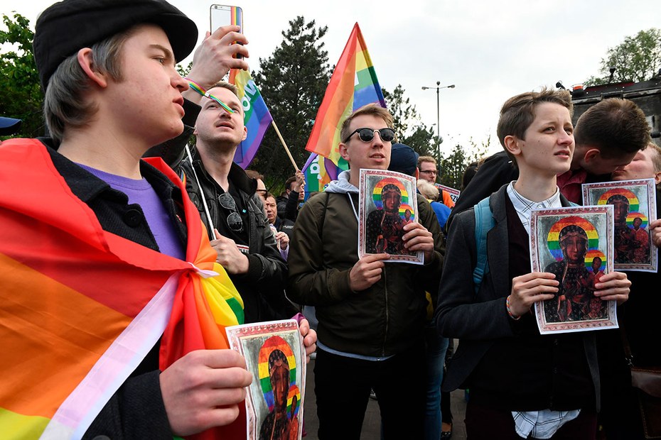 Protestierende halten das Bild der regenbogengefärbten Mutter Maria bei einer Demonstration in Warschau in den Händen