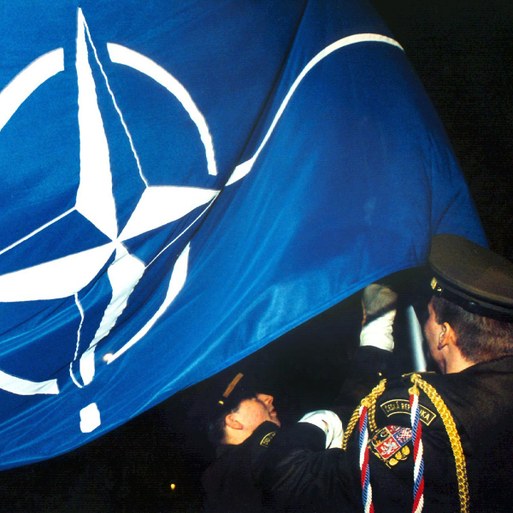 Prag, 12. März 1999: Tschechische Soldaten hissen die NATO-Flagge