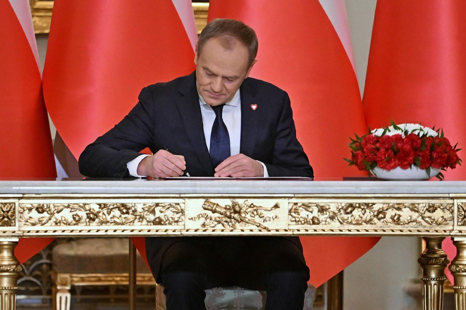 Der neue Premier Donald Tusk unterzeichnet die Papiere zur Amtseinführung