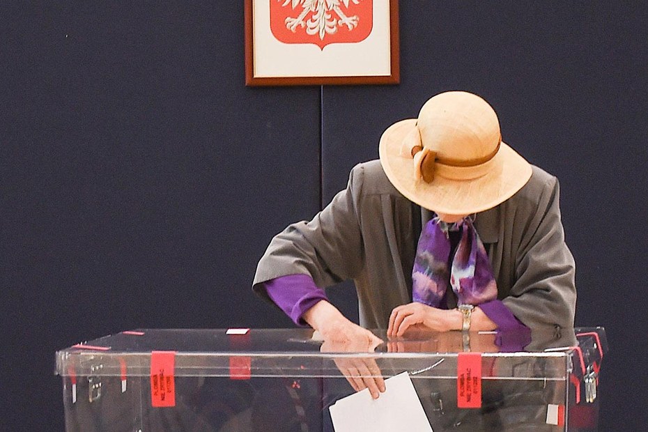 Frau bei der Europawahl in Warschau am 26. Mai 2019