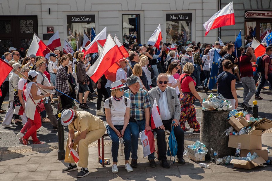 Wohl eher keine Konfederacja-Wähler: Warschau, bei der großen, von Donald Tusk angeführten Demonstration (4.6.2023)