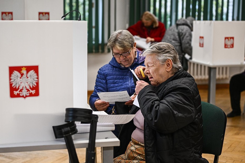 Mit der Lupe ins Wahllokal: Fast drei Viertel der Wahlberechtigten in Polen haben ihre Stimme für ein neues Parlament abgegeben.