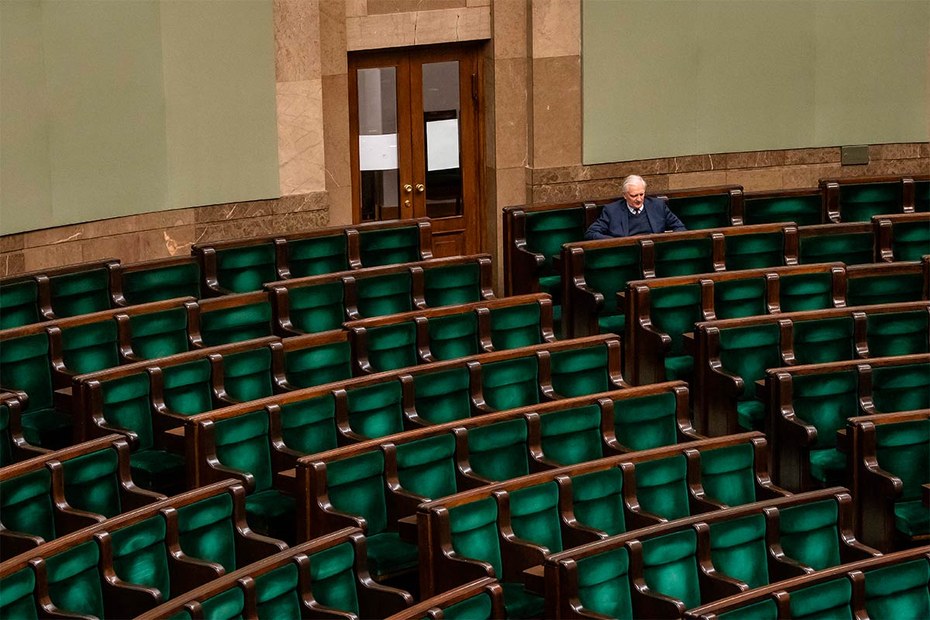 Der polnische Wissenschaftsminister Jaroslaw Gowin sitzt im leeren Parlament in Warschau