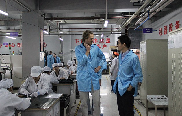 Bas van Abel (Mitte) zu Besuch beim chinesischen Fertiger A'Hong