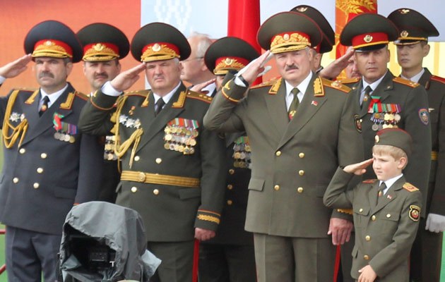 Kolja und Alexander Lukaschenko bei der Arbeit