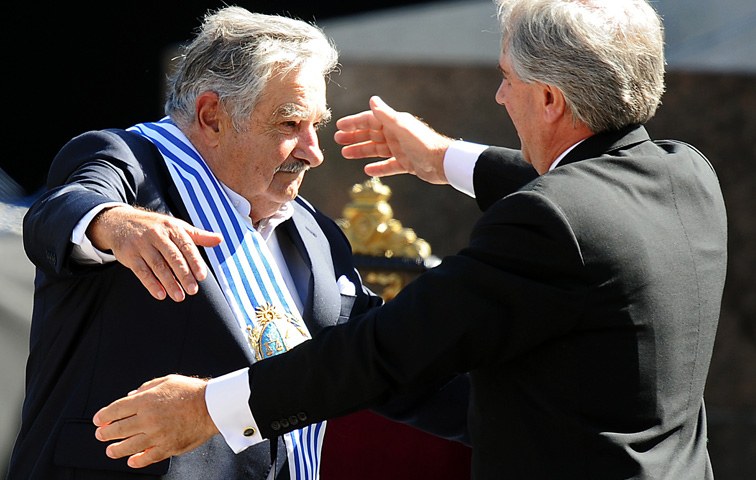 Präsident Mujica (l.) umarmt seinen damaligen Vorgänger Tabaré Vásquez