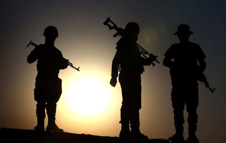 Kurdische Peshmerga-Kämpfer an der Front in Khazer