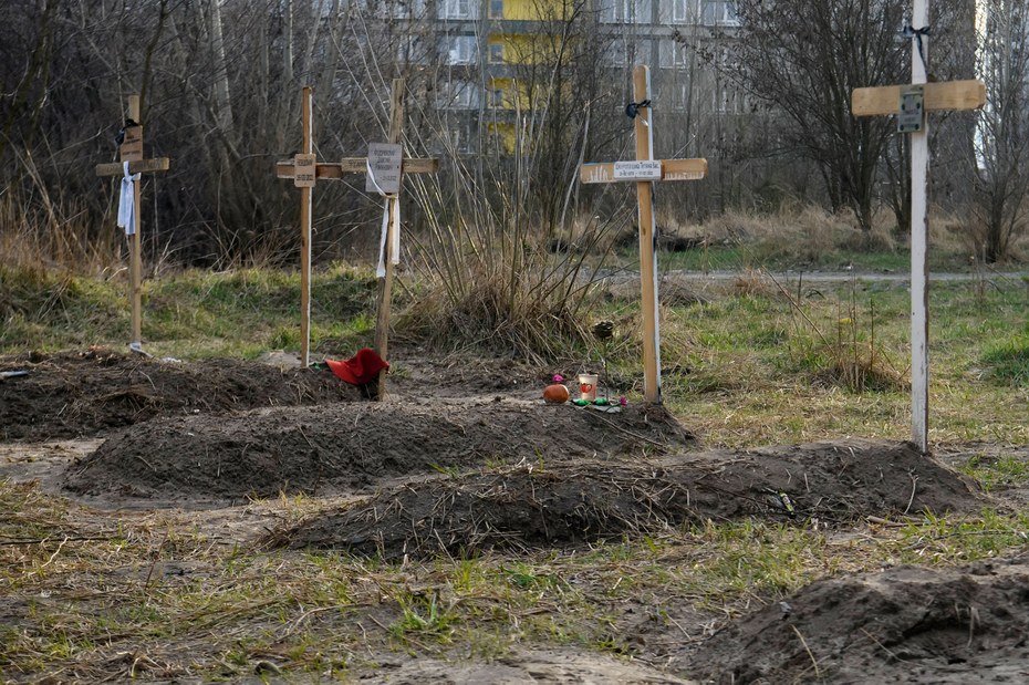 Gräber vor einem Wohnblock nach dem Massaker in Butscha (4.4.2022)