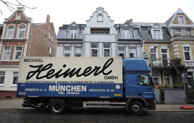 Umzugswagen vor Christian Wulffs neuer Mietwohnung in Hannover