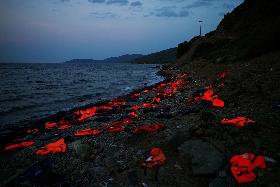 Liegen gebliebene Rettungswesten angekommener Geflüchteter auf der griechischen Insel Lesbos