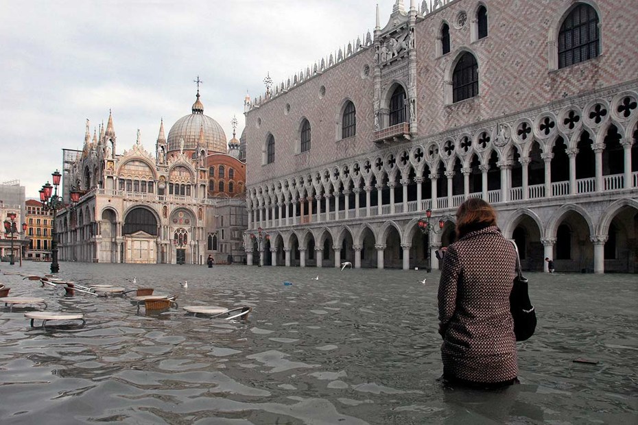 Der während einer Flut im Jahr 2008 unter Wasser stehende Piazza San Marco in Venedig – eine wichtige Ausgangsszene in Eva Rossmanns Roman