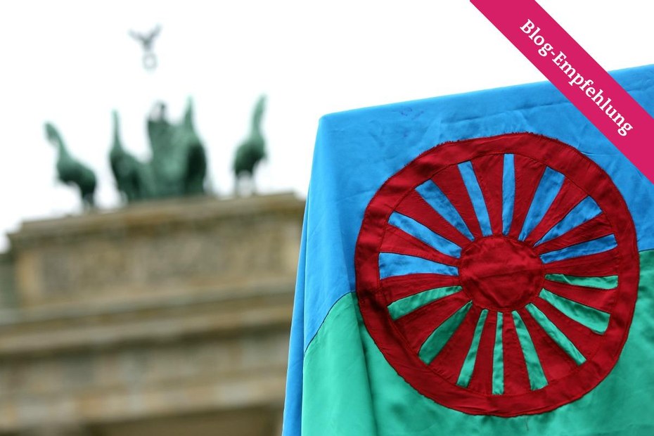 Die Flagge der Roma vor dem Brandenburger Tor