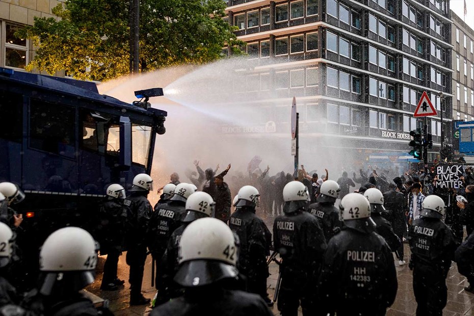 Auseinandersetzungen zwischen Demonstranten und der Polizei bei einer „Black Lives Matter“-Demonstration im Juni in Hamburg