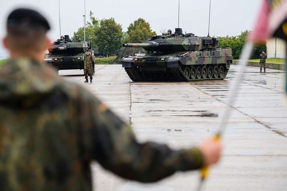 Bundeswehrsoldaten neben einem Leopard 2-Panzer