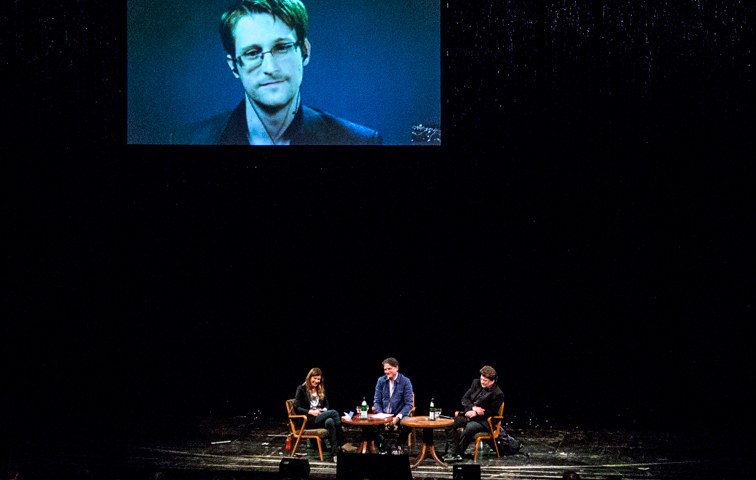 Angela Richter, Wolfgang Kaleck und Jakob Augstein im Gespräch mit Edward Snowden