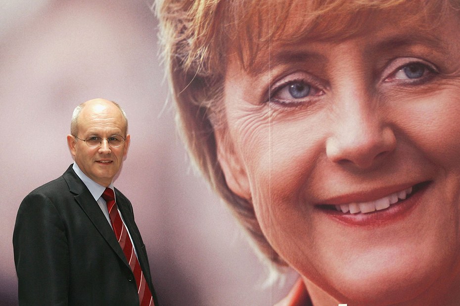 Für die Bundeskanzlerin ist es ein herber Rückschlag, ihren Fraktionsvorsitzenden Volker Kauder zu verlieren