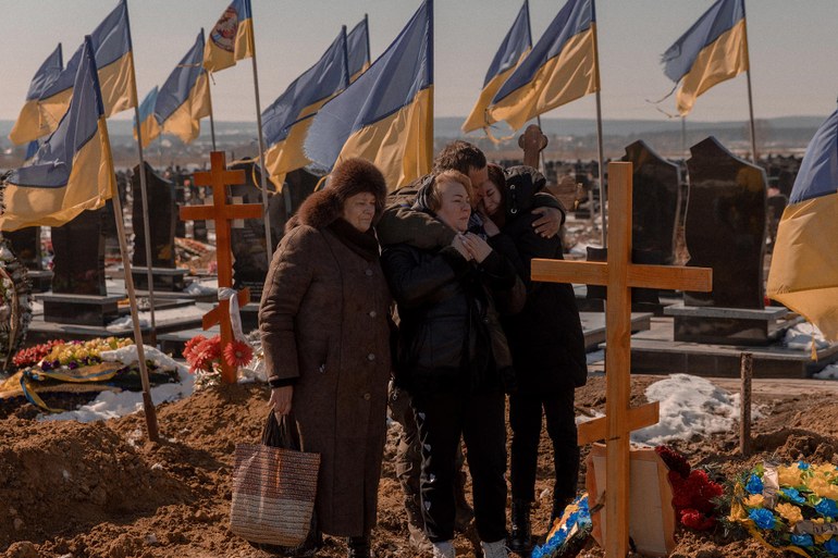 Überlebenswillen und Zerstörung: Bilder des Ukraine-Krieges von Jędrzej Nowicki