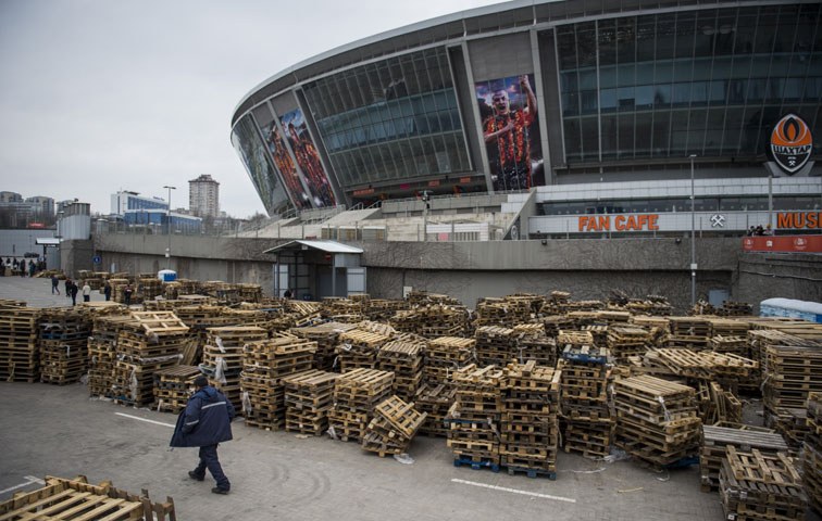 Vor der Donbass-Arena werden jetzt Hilfssendungen entladen