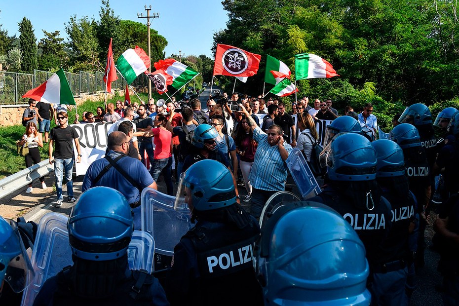Avanti Pöbel! Casa-Pound-Anhänger blockieren in Rocca di Papa eine Straße, um die Ankunft von Migranten zu verhindern
