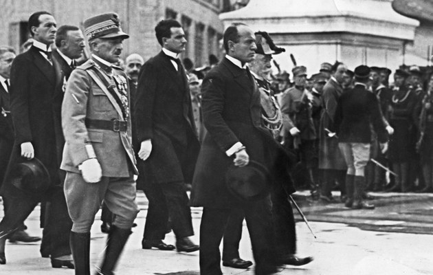 Obristen flankieren im Herbst 1922 Mussolinis Marsch zur Macht