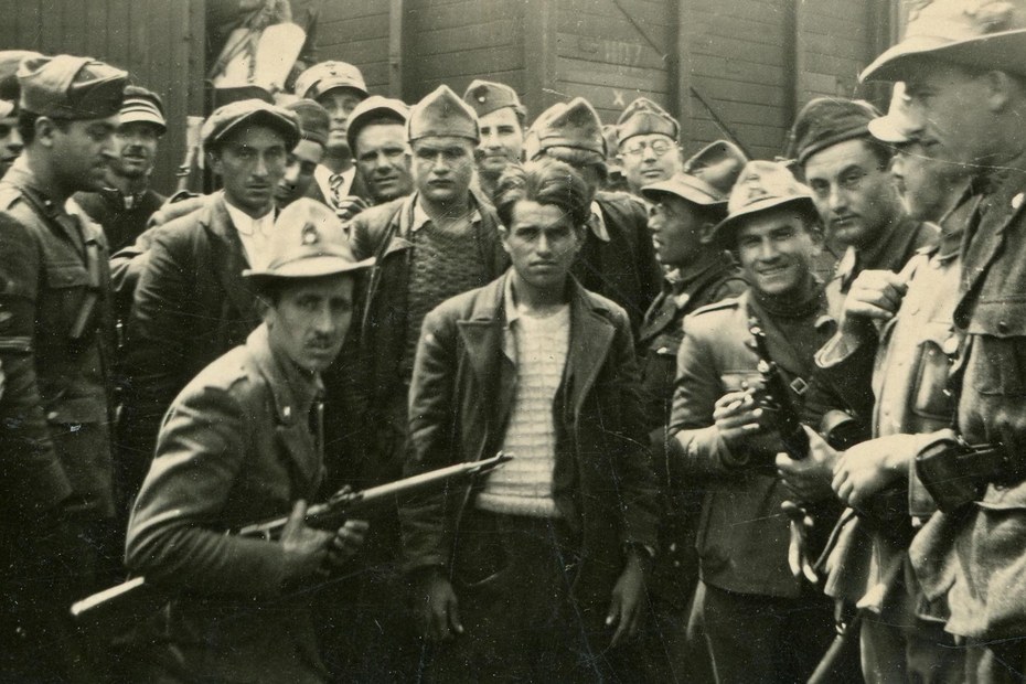 Italienische Soldaten stellen gefangene jugoslawische Partisanen zur Schau, Aufnahme um 1942.